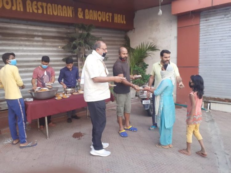 समाजसेवी रामाशंकर प्रसाद ने गरीबों को खिलाया ब्रेडचाॅप-चटनी