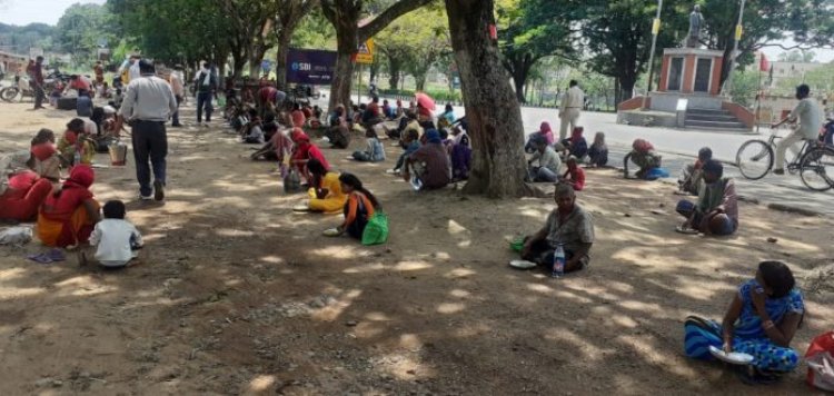 एसबीआई कर्मियों और विधानसभा कर्मियों ने गरीबों को कराया भोजन