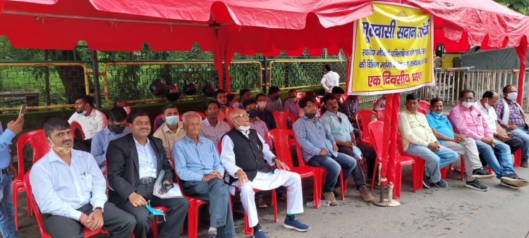 सदानों की मांगों को लेकर मूलवासी सदान मोर्चा ने राजभवन के समक्ष दिया धरना