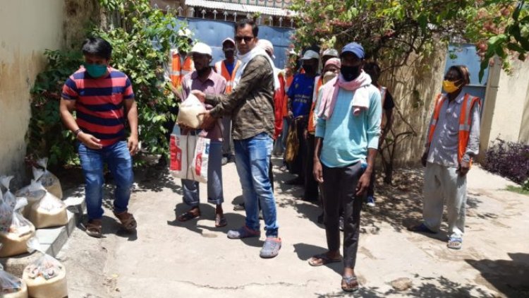 नवयुवक संघ, हटिया के सौजन्य से गरीबों को रोज कराया जा रहा है भोजन