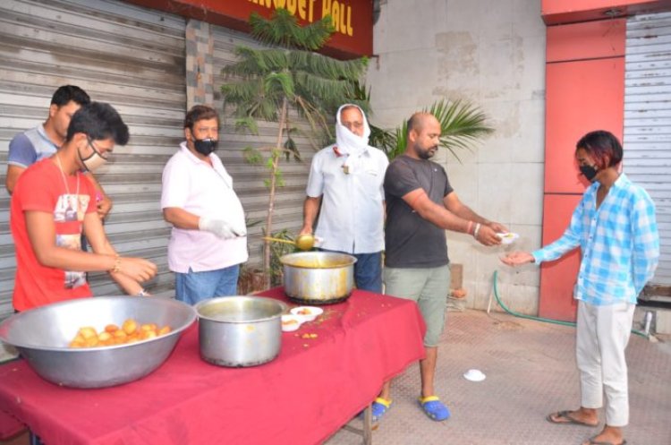 लाॅकडाउन में लोकप्रिय झारखंडी व्यंजन खा कर खिल उठे गरीबों के चेहरे