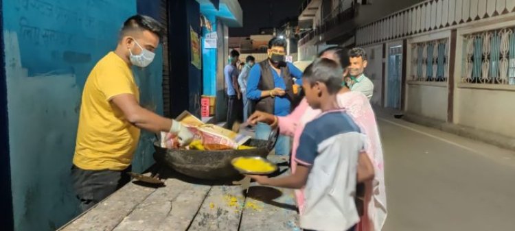 युवा रांची महानगर रामनवमी पूजा समिति ने जरूरतमंदों को भोजन कराया