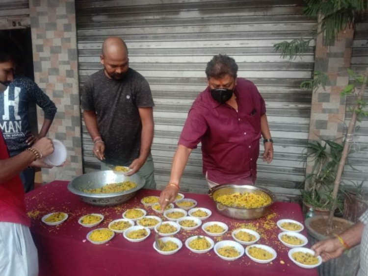 पूजा रेस्टोरेंट के सौजन्य से गरीबों को परोसा गया उपमा