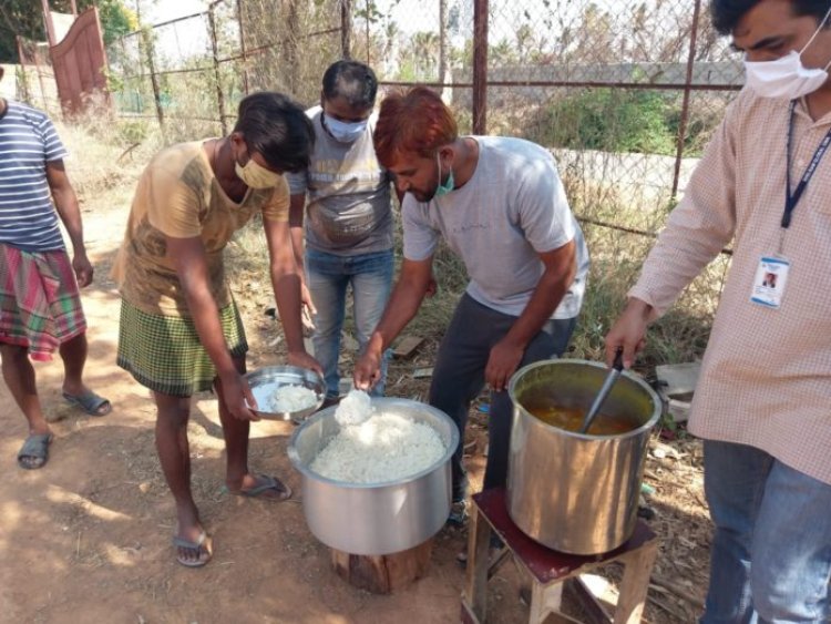 बैंगलुरू में फंसे बिहार, झारखंड के मजदूरों को प्रतिदिन भोजन करा रहे हैं रांचीवासी मुकेश