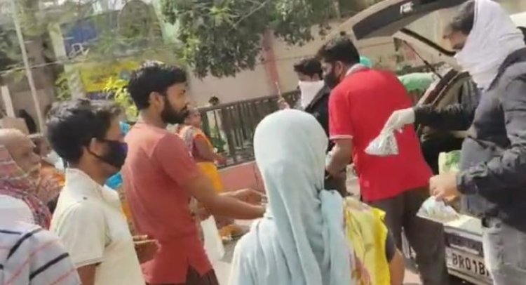 गरीब असहायों को भोजन कराने में जुटे समाजसेवी