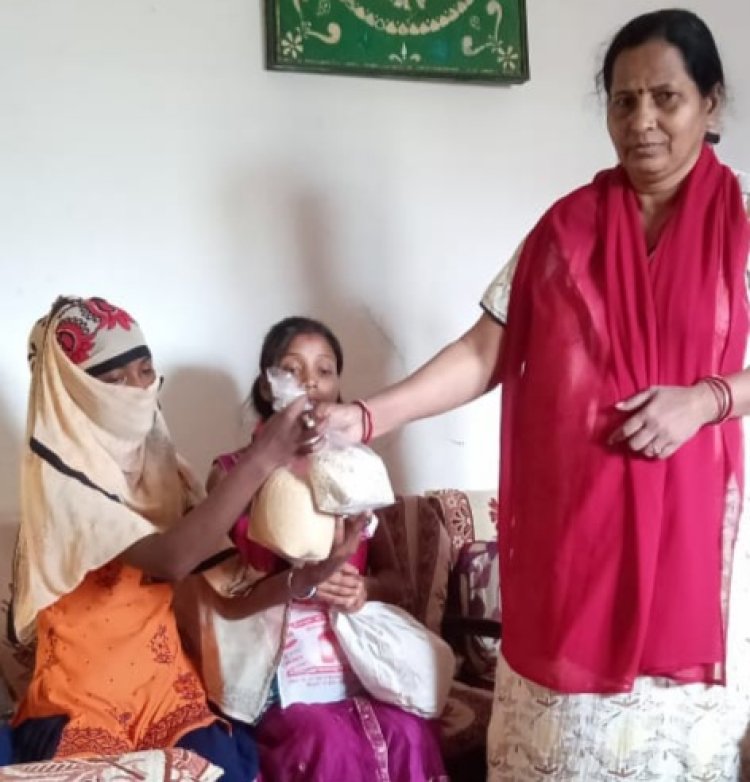 उर्मिला यादव अपने आवास पर आने वाले गरीबों को कर रहीं मदद