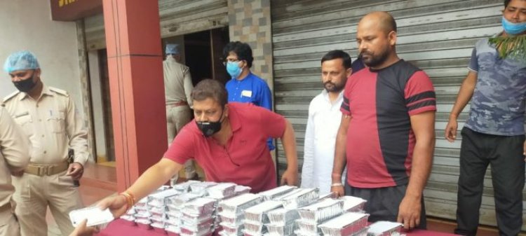 पूजा रेस्टोरेंट के सौजन्य से गरीबों को बांटा गया भोजन का पैकेट