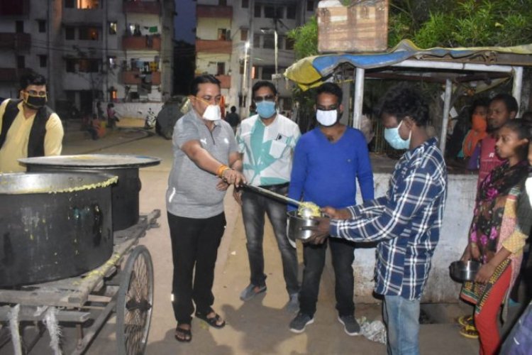 युवा रांची महानगर रामनवमी पूजा समिति ने जरूरतमंदों को खिचड़ी खिलाया