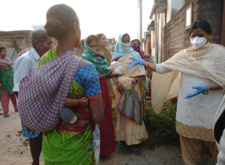 नारी शक्ति सेना गुलाबी गैंग ने जरूरतमंदों के बीच बाटे अनाज