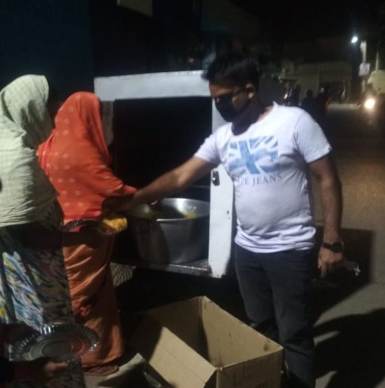 लॉक डाउन में युवा रांची महानगर रामनवमी पूजा समिति जरुरतमंद परिवारों को करा रही भोजन