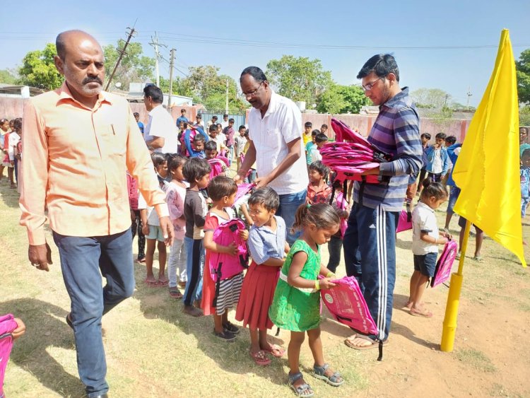 सामाजिक कार्यकर्ता वेदप्रकाश सिंह ने स्कूली बच्चों के बीच किया बैग का वितरण