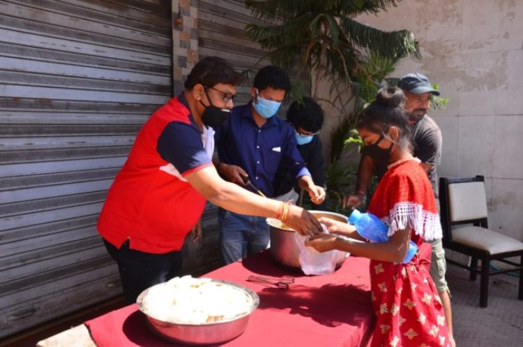 गरीबों को रोज खाना खिला रहे हैं समाजसेवी रामाशंकर प्रसाद