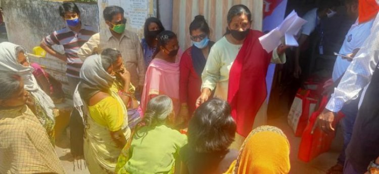 जरूरतमंदों को खाद्यान्न मुहैया कराने में जुटी हैं पार्षद उर्मिला यादव