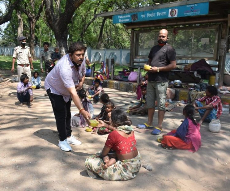 समाजसेवी रामाशंकर प्रसाद ने गरीबों के बीच बांटे भोजन