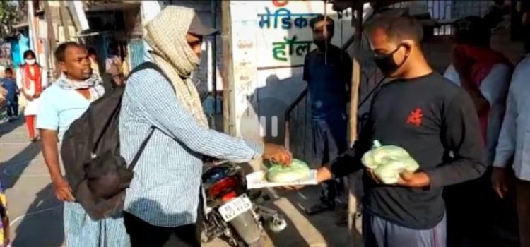 बख्तियारपुर में समाजसेवियों ने भूखे को भोजन प्यासे को पानी पिलाया