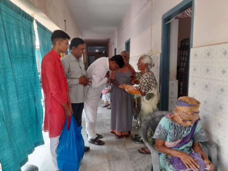 वृद्धाश्रम की महिलाओं के बीच वस्त्र एवं फल वितरित