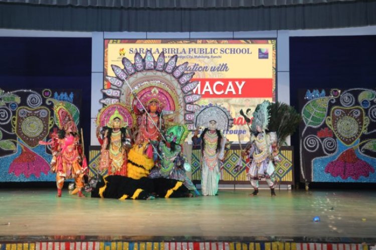 सरला बिरला पब्लिक स्कूल में स्पिकमैके द्वारा छऊ नृत्य का प्रदर्शन