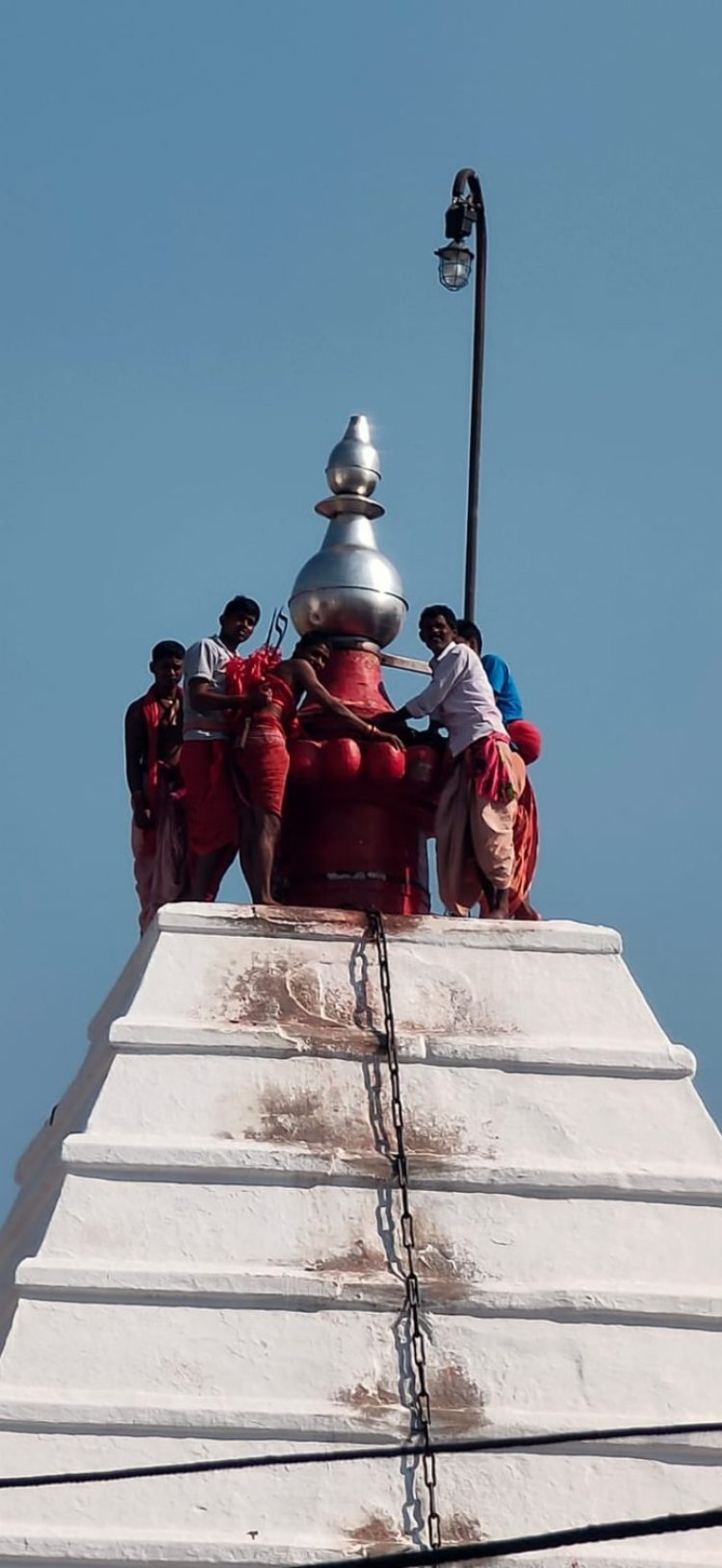 देवघर : उपायुक्त एवं पुलिस अधीक्षक की निगरानी में उतारा गया शिव-पार्वती मंदिर का पंचसुल