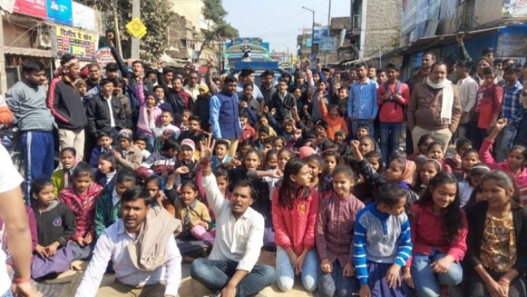 नाली एवं सड़क निर्माण कार्य पूर्ण नहीं होने पर स्थानीय और छात्र-छात्रओं में आक्रोश, सड़क जाम कर किया हंगामा