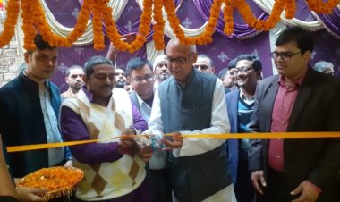 बख्तियारपुर बाजार में लाइफ लाइन क्लीनिक के उद्घाटन समारोह में पहुंचे विधायक रणविजय सिंह