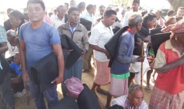 निर्धन व लाचार ग्रामीणों के बीच कंबल वितरण