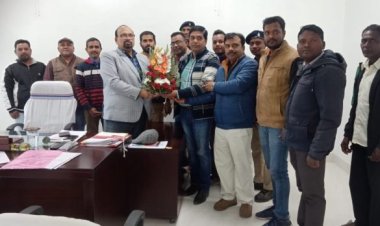 कोल्हान प्रमंडल के आयुक्त से मिले समाहरणालय संवर्ग के कर्मी, नव वर्ष की दी बधाइयां