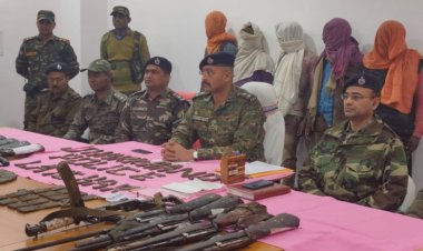 लातेहार- टीपीसी सबजाेनल कमांडर समेत पांच नक्सली गिरफ्तार, भारी मात्रा में हथियार और गोली बरामद