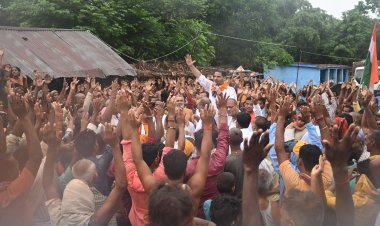 नेताजी का बेटा हेलिकॉप्टर पर घूमेगा, और आपके लड़के के पैर में चप्पल भी नसीब नहीं हो रहा - PK