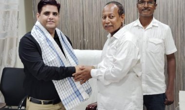 नव पदस्थापित प्रखंड विकास पदाधिकारी का अंग वस्त्र से स्वागत:- प्रकाश पटवा