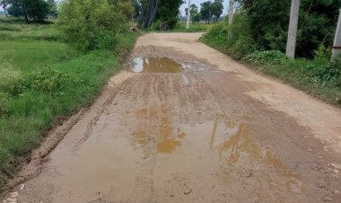 सड़क जर्जर की स्थिति में होने से ग्रामीण जनता है परेशान, जनप्रतिनिधि भी नही देते है ध्यान