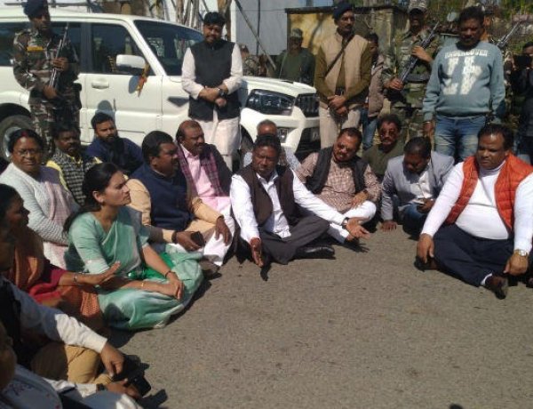 बीजेपी राष्ट्रीय अध्यक्ष द्वारा गठित बीजेपी जांच टीम को बुरुगुलीकेरा गांव जाने से प्रशासन ने रोका