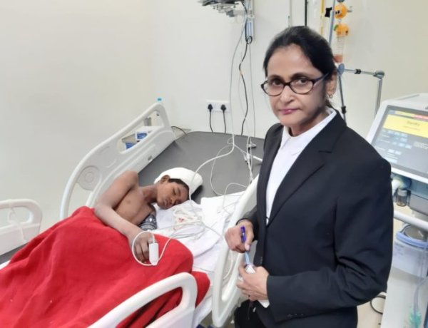 लोहरदगा हिंसा में घायल बच्चे से मिलने रिम्स पहुची रुना शुक्ला