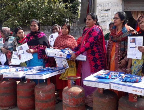 वार्ड 41 में लाभुकों के बीच गैस चुल्हा और सिलेंडर का वितरण