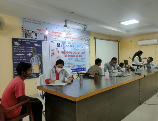 सिग्नेचर स्माइल डेंटल क्लिनिक के सौजन्य से फ्री डेंटल चेकअप कैंप का आयोजन