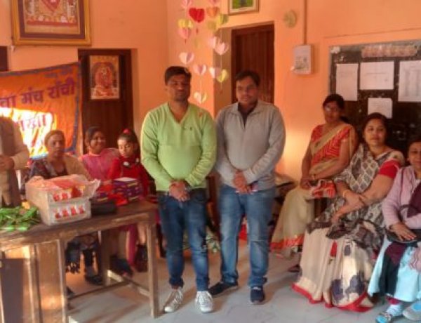 जरूरतमंदों के बीच मारवाड़ी युवा मंच ने किया गर्म कपड़ों का वितरण,मंच का लक्ष्य अंतिम व्यक्ति तक जरूरत का सामान पहुंचाना- नीरू अग्रवाल