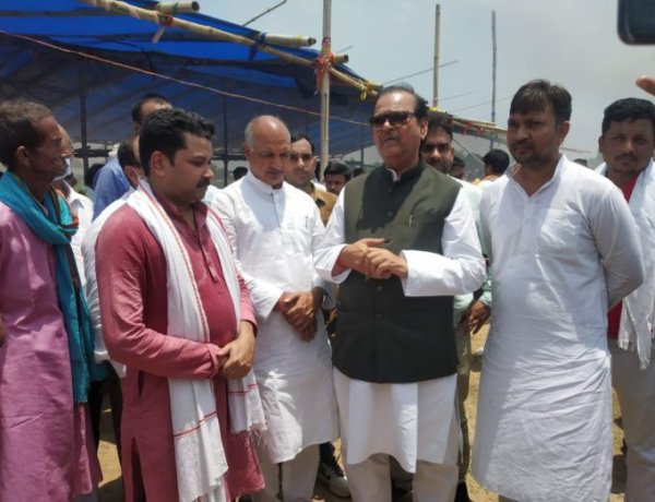 बिहार सरकार के पूर्व मंत्री नरेंद्र सिंह की अंत्येष्टि में शामिल हुए सुबोधकांत सहाय,श्रद्धासुमन अर्पित किया