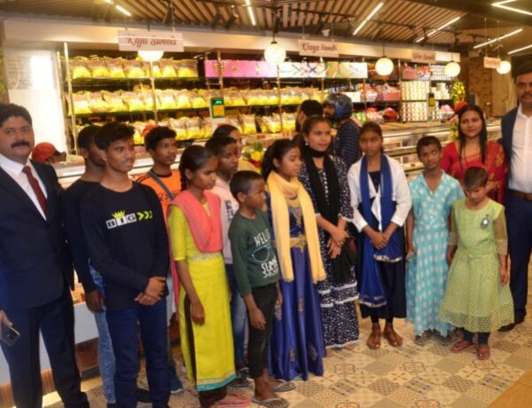 दिव्यांग बच्चों ने किया श्री भोला मिष्ठान के चौथे आउटलेट का उद्घाटन, मिठाईयों के साथ रेस्ट्रो में फूड वैरायटी की बड़ी रेंज