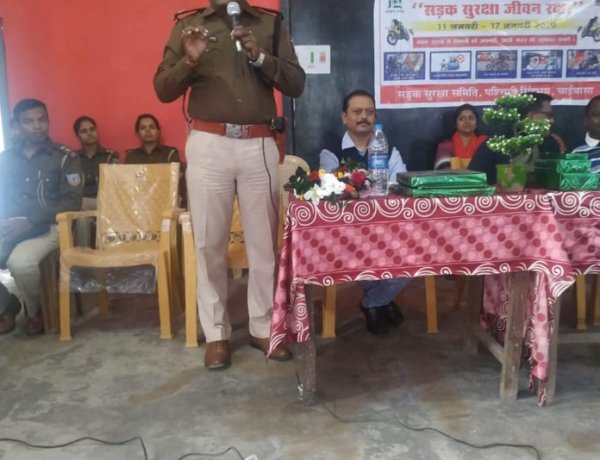 चक्रधरपुर में मनाया गया सड़क सुरक्षा सप्ताह, थाना प्रभारी ने दी यातायात नियमों की जानकारी