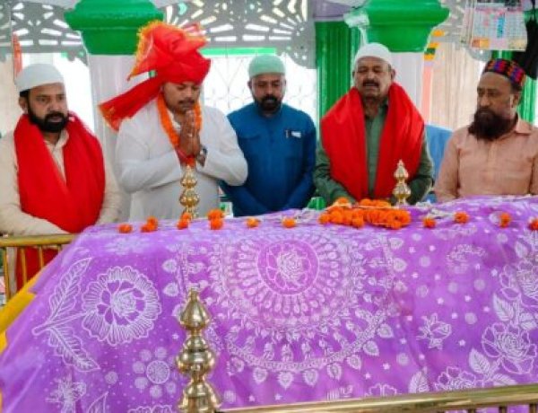 आदित्य विक्रम जयसवाल ने की रिसालदार बाबा के दरगाह पर चादरपोशी