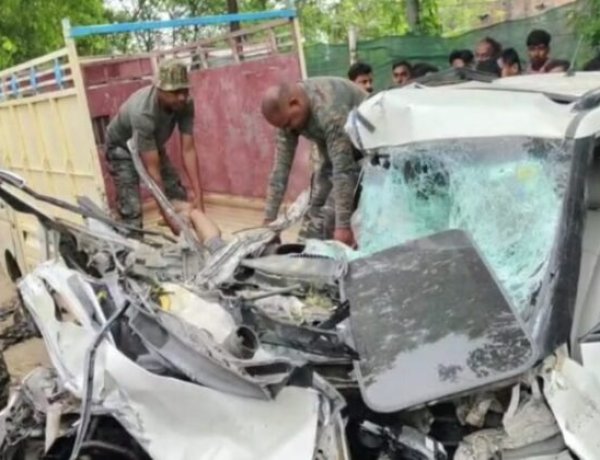 पटना से रजरप्पा जा रहे थे, खड़ी ट्रक में मारी टक्कर, 1 की मौत 3 घायल