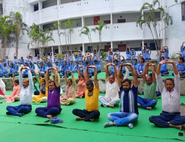 कैंब्रिज ग्रुप के संस्थानों में मना योग दिवस