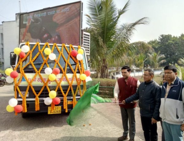 सड़क सुरक्षा जागरूकता रथ को हरी झंडी दिखा किया रवाना, आगामी सात दिनों तक जिले के विभिन्न प्रखंडों में रथ करेगा भ्रमण