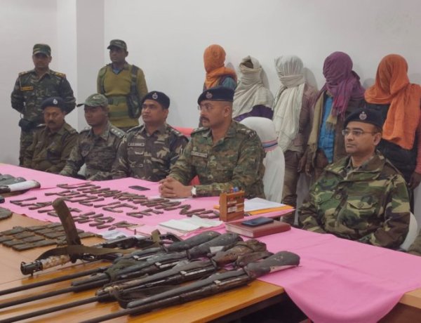 लातेहार- टीपीसी सबजाेनल कमांडर समेत पांच नक्सली गिरफ्तार, भारी मात्रा में हथियार और गोली बरामद