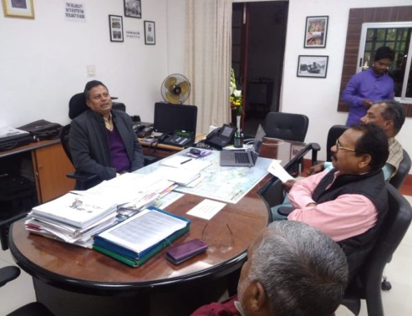 रेल यात्रियों को बेहतर सुविधाएं मुहैया कराने के लिए लक्ष्मण गिलुवा मिले चक्रधरपुर के डीआरएम सेचक्रधरपुर रेलवे मंडल में यात्री सुविधाओं में सुधार संबंधी सुझाव सहित विभिन्न मांगों को लेकर लक्ष्मण गिलुआ ने डीआरएम को एक मांग पत्र सौंपा।