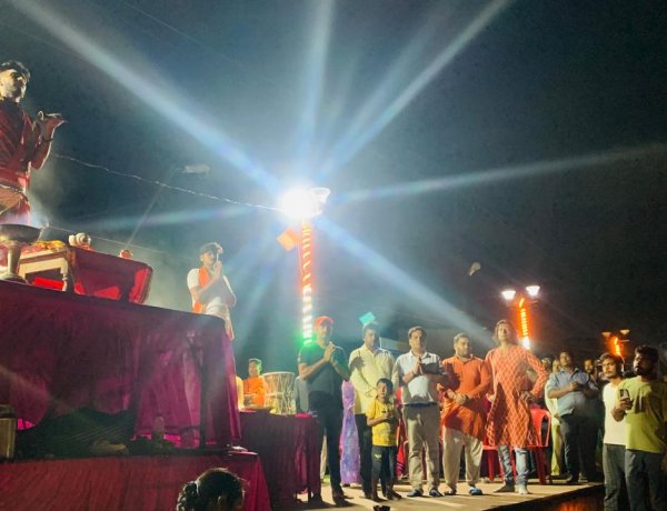 स्वामी विवेकानंद सरोवर के तट पर भव्य गंगा आरती का हुआ आयोजन