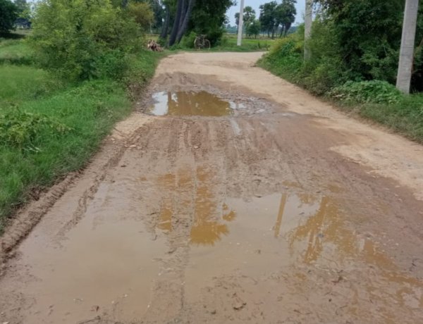 सड़क जर्जर की स्थिति में होने से ग्रामीण जनता है परेशान, जनप्रतिनिधि भी नही देते है ध्यान
