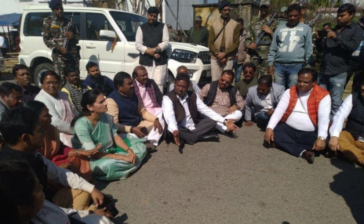 बीजेपी राष्ट्रीय अध्यक्ष द्वारा गठित बीजेपी जांच टीम को बुरुगुलीकेरा गांव जाने से प्रशासन ने रोका