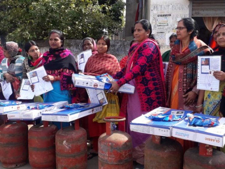 वार्ड 41 में लाभुकों के बीच गैस चुल्हा और सिलेंडर का वितरण