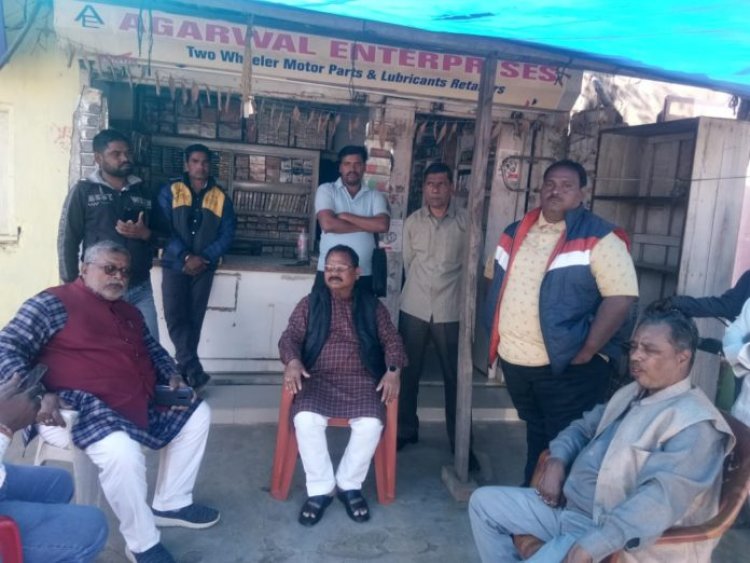 खदान मजदूरों की समस्याओं से रू-ब-रू हुए लक्ष्मण गिलुवा *सेल प्रबंधन से वार्ता कर समस्याओं के समाधान का दिया आश्वासन