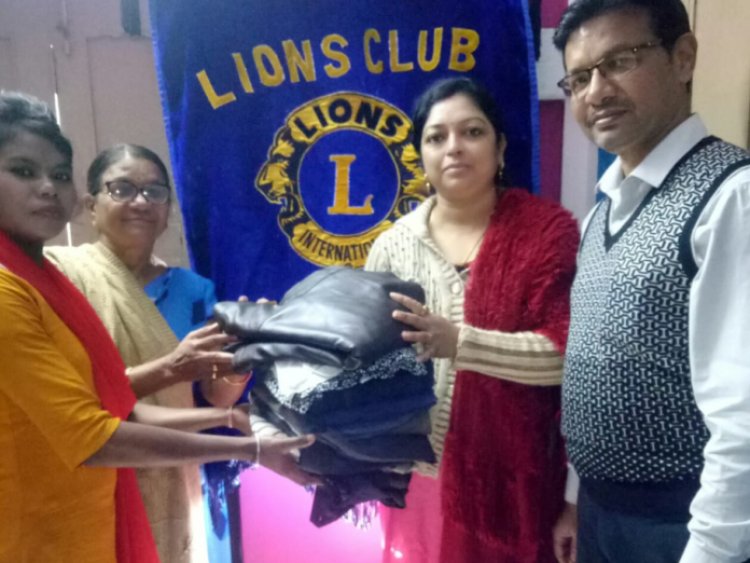 लायन्स क्लब ने गरीबों के बीच किया कंबल वितरण